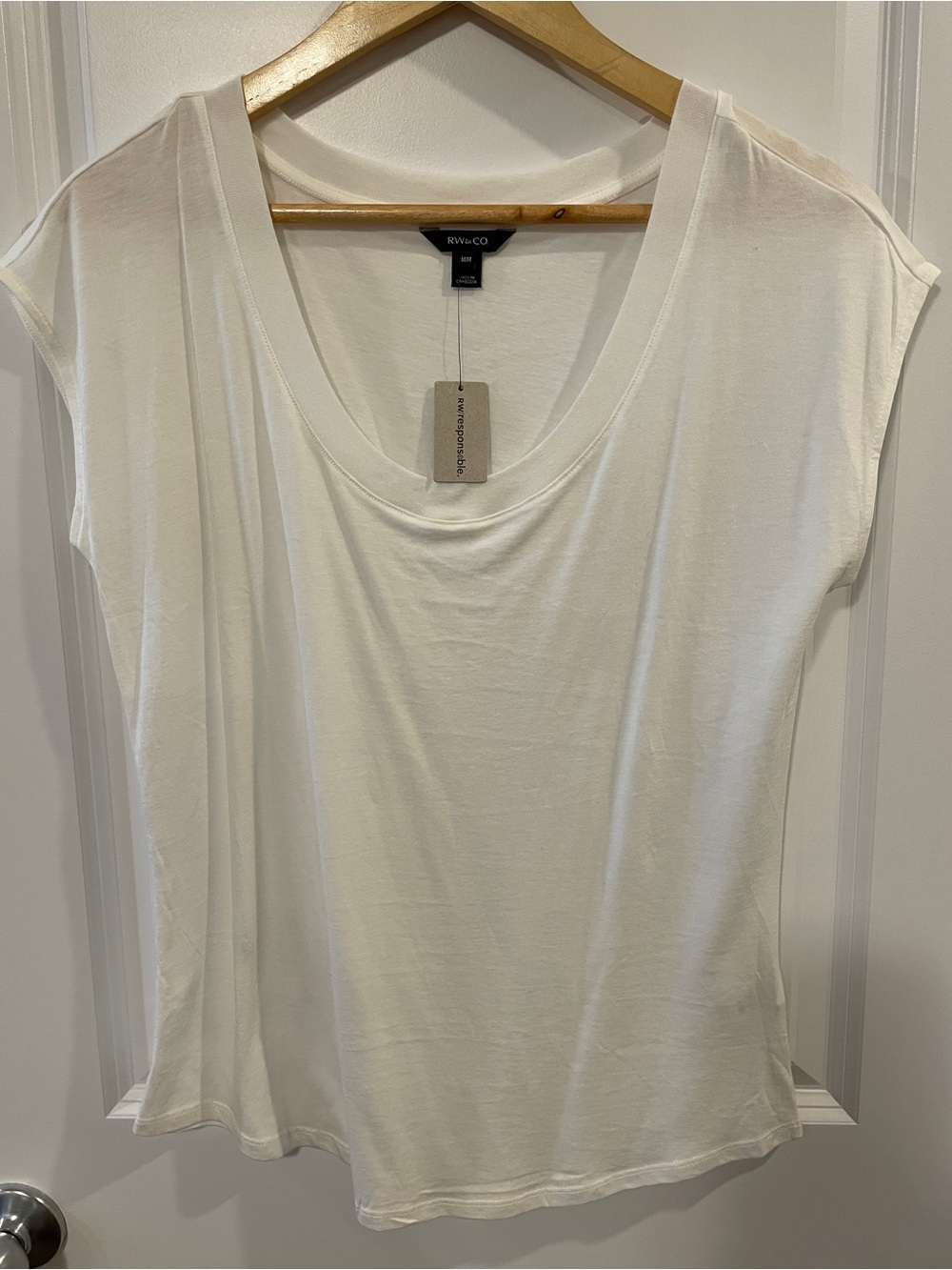 RW&CO. Cream Scoop Neck Short Sleeve Women's Top